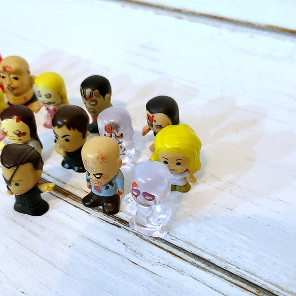 16 Count Mystery Box Mini The Walking Dead Figures - Picture 6 of 8